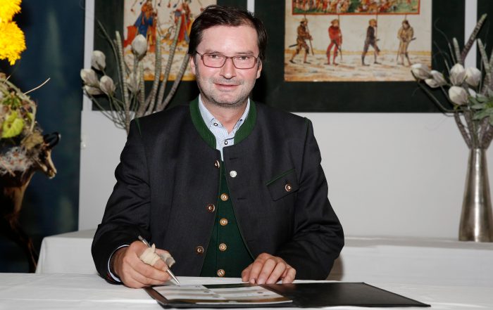 Landesjägermeister Wien Norbert Walter unterschreibt Charta Jagd Österreich