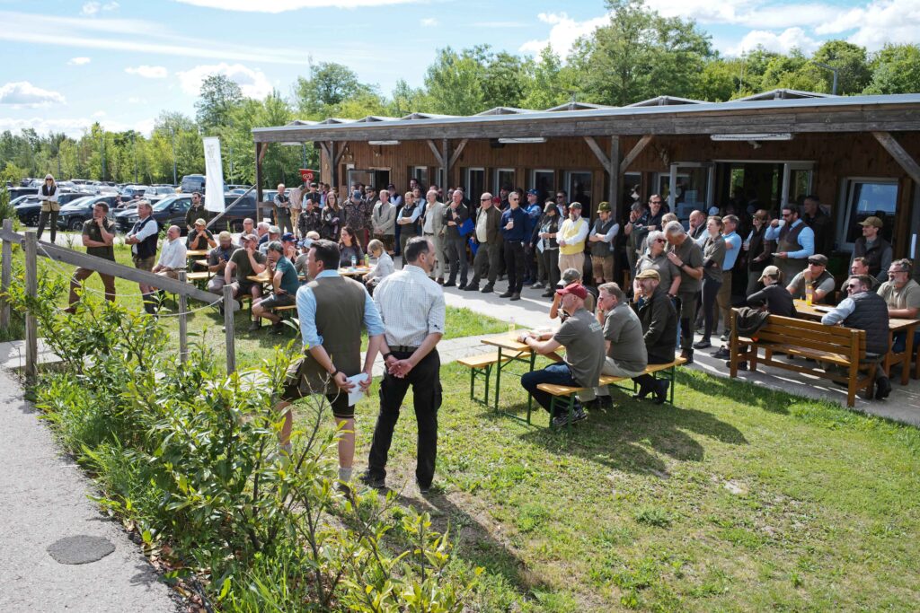 Charity Shooting 2026 im Shootingpark Leobersdorf: Das Bild zeigt die Gäste während der großen Verlosung Mehr als 120 Teilnehmer beim Charity Shooting 2026 im Shootingpark Leobersdorf: JAGD ÖSTERREICH informiert