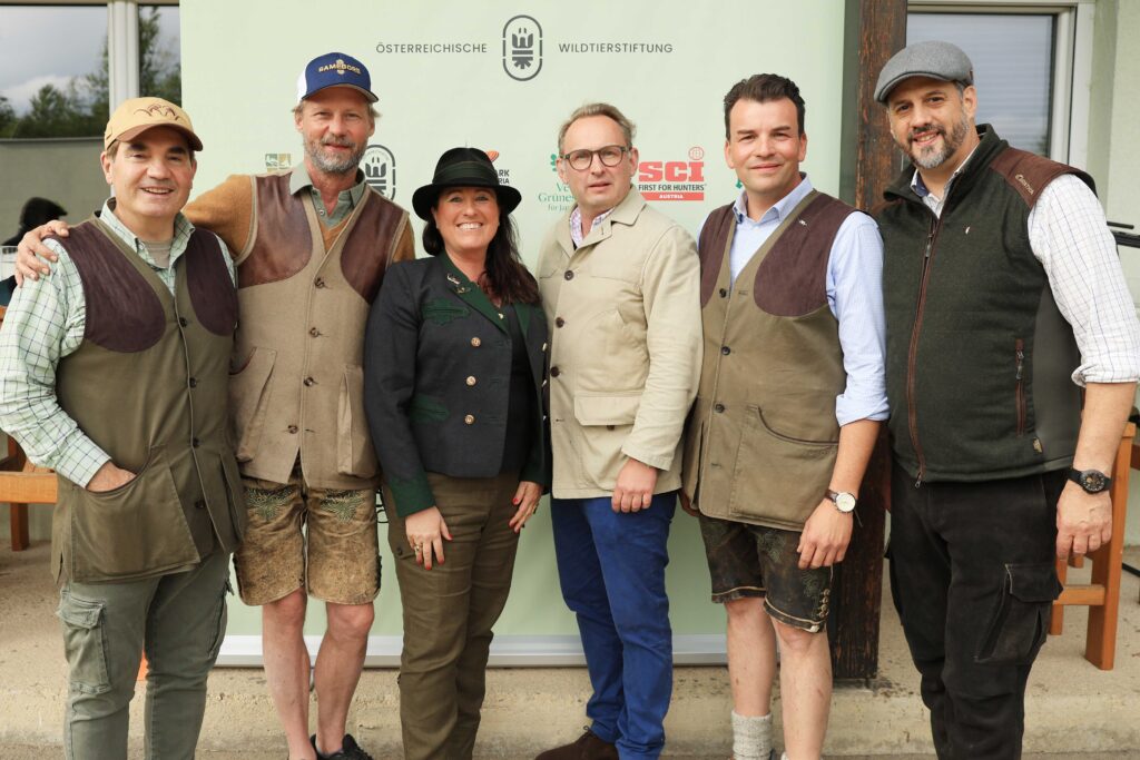 Die Organisatoren des Charity Shootings 2026 zugunsten der Österreichischen Wildtierstiftung Die Organisatoren des Charity Shootings 2026 (v. l. n. r.): Paul Schaufler, CEO und Eigentümer Shootingpark Leobersdorf, Maximilian Mayr Melnhof, Vorstandsvorsitzender der Österreichischen Wildtierstiftung und Landesjägermeister Salzburg, Eva Maria Schrittwieser, Präsidentin des SCI Austrian Chapter, Jörg Binder, Generalsekretär Jagd Österreich, Carolus Haschka und Jürgen Lichem, beide Geschäftsführer Shootingpark Leobersdorf.