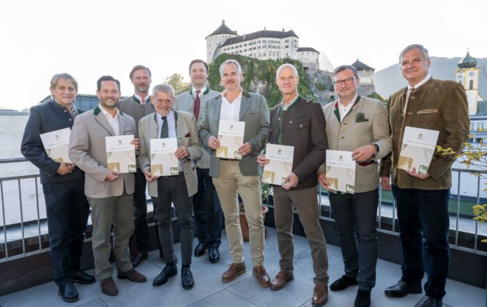 Landesjägermeister-Konferenz in Tirol, Landesjägermeister mit Charta Jagd Österreich, v. l. n. r.: Landesjägermeister (LJM) Vorarlberg BJM KR ROJ Manfred Vonbank, LJM Niederösterreich VDir. DI Christoph Metzker, LJM Salzburg Max Mayr Melnhof, Präsident Jagd Österreich und LJM Tirol DI (FH) Anton Larcher, LJM Steiermark Franz Mayr-Melnhof-Saurau, Burgenland Referatsleiter Förster Ing. Roman Bunyai, MA, LJM Oberösterreich ÖR Herbert Sieghartsleitner, LJM Wien ÖR Präsident Landwirtschaftskammer Wien, Norbert Walter, MAS, CSE, LJM Kärnten Dr. Walter Brunner, Oktober 2026 | © Bernhard Flatscher