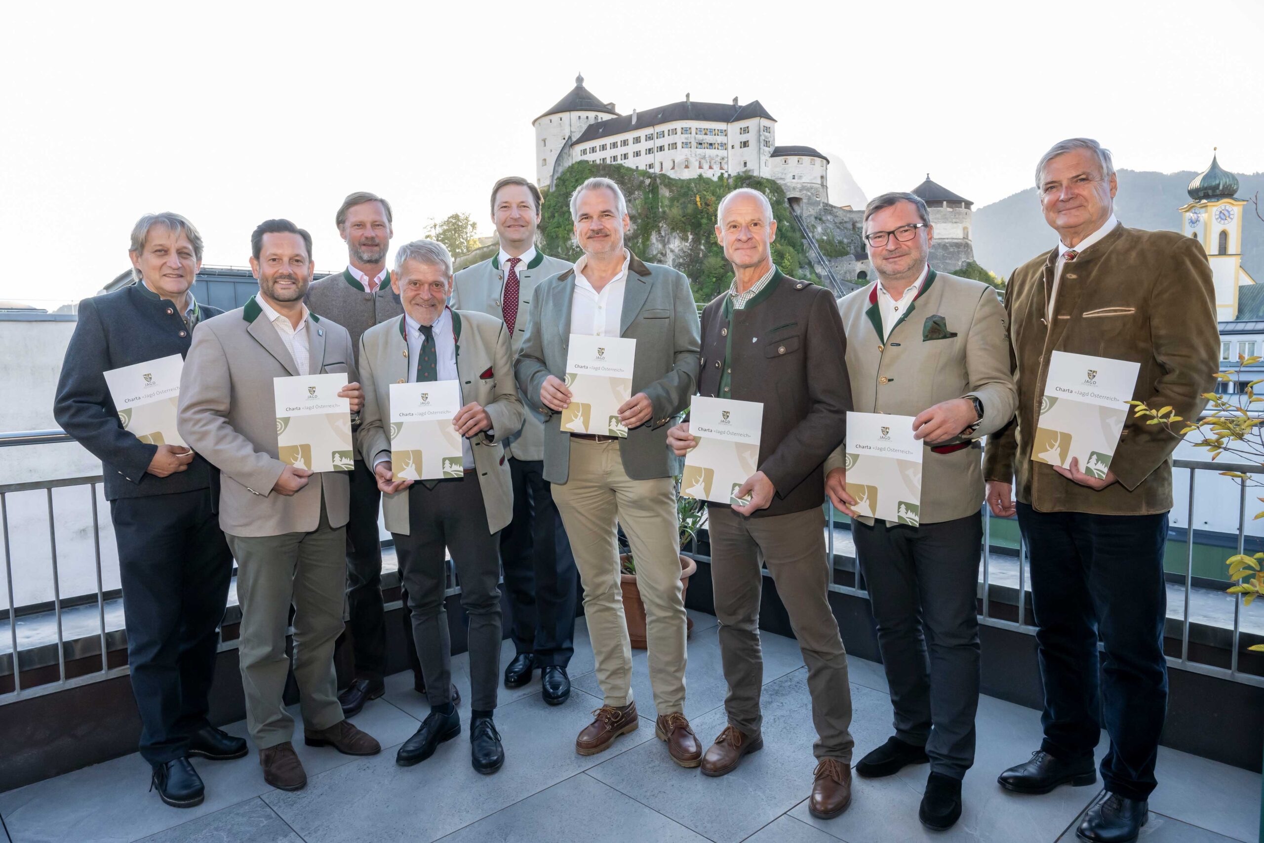 Landesjägermeister-Konferenz in Tirol, Landesjägermeister mit Charta Jagd Österreich, v. l. n. r.: Landesjägermeister (LJM) Vorarlberg BJM KR ROJ Manfred Vonbank, LJM Niederösterreich VDir. DI Christoph Metzker, LJM Salzburg Max Mayr Melnhof, Präsident Jagd Österreich und LJM Tirol DI (FH) Anton Larcher, LJM Steiermark Franz Mayr-Melnhof-Saurau, Burgenland Referatsleiter Förster Ing. Roman Bunyai, MA, LJM Oberösterreich ÖR Herbert Sieghartsleitner, LJM Wien ÖR Präsident Landwirtschaftskammer Wien, Norbert Walter, MAS, CSE, LJM Kärnten Dr. Walter Brunner, Oktober 2026 | © Bernhard Flatscher